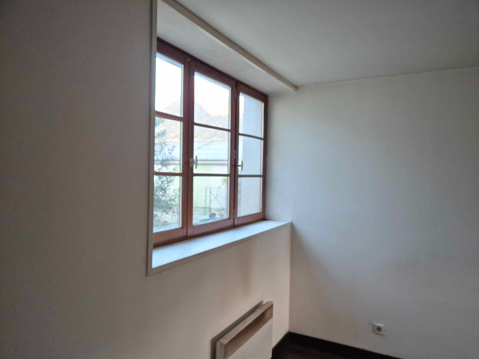 RCI : Photo d'un mur en pierre isolé en intérieur.